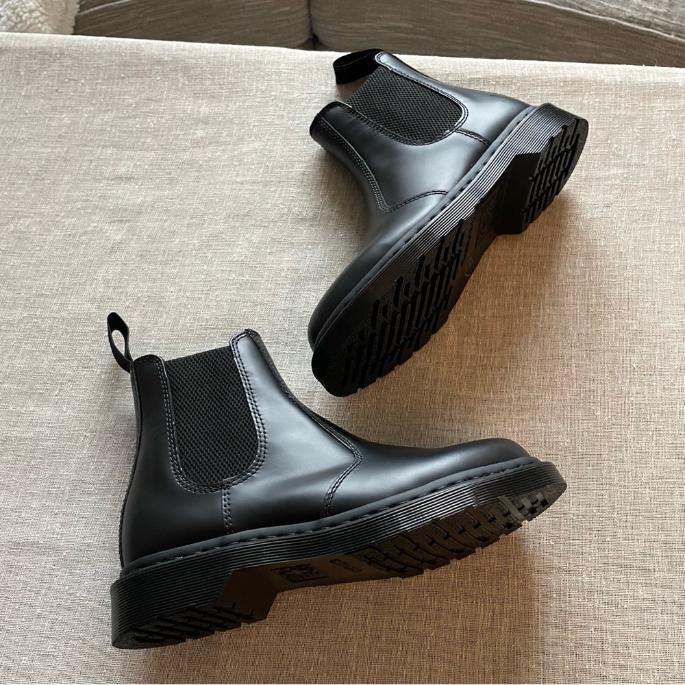 2976 Mono Smooth Dr. Martens Leather Chelsea Boots